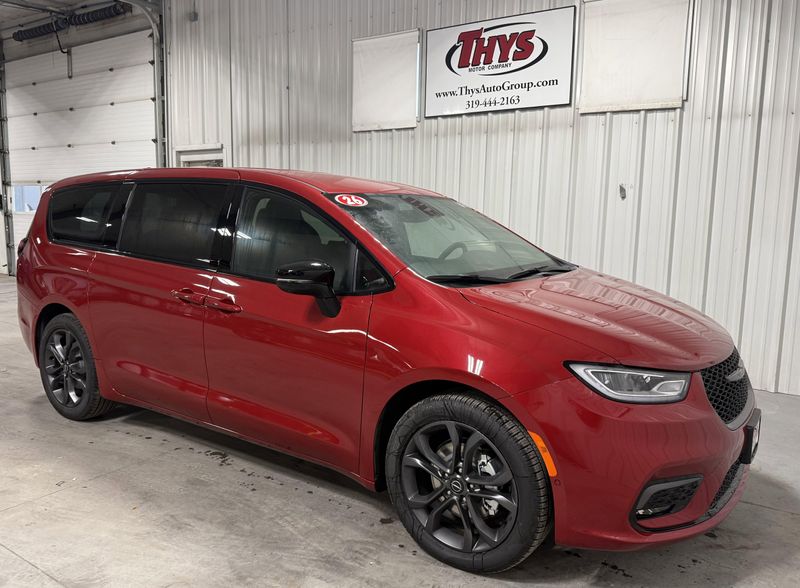 New 2026 Chrysler Pacifica SelectImage 1