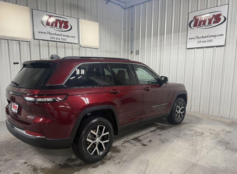 New 2025 Jeep Grand Cherokee Limited 4x4Image 3