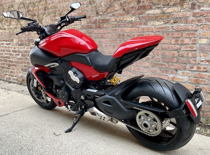 2024 Ducati Diavel V4 in a Red exterior color. Motoworks Chicago 312-738-4269 motoworkschicago.com 
