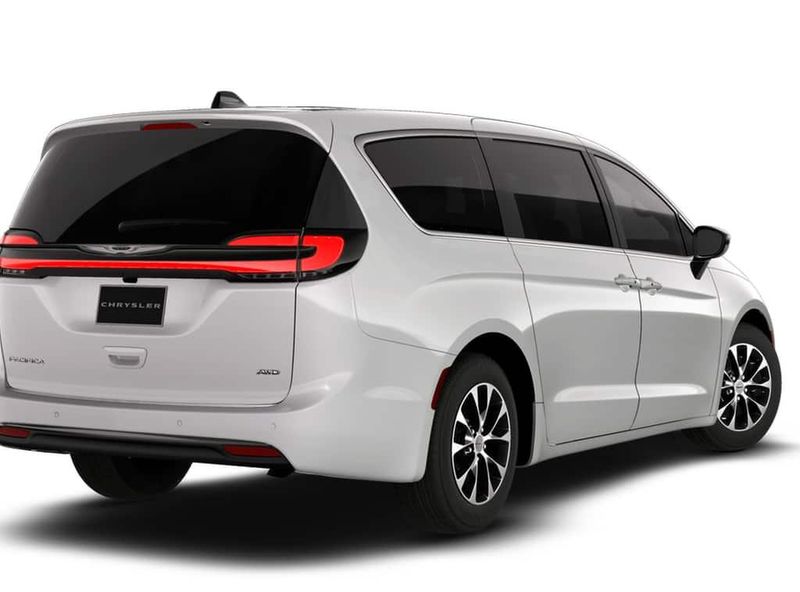 2026 Chrysler Pacifica photo 2