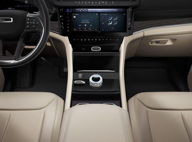 New 2027 Jeep Grand Cherokee L Limited 4x4Image 5