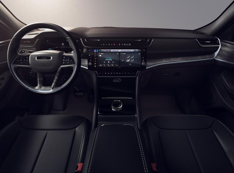 New 2026 Jeep Grand Cherokee L Laredo Altitude 4x2