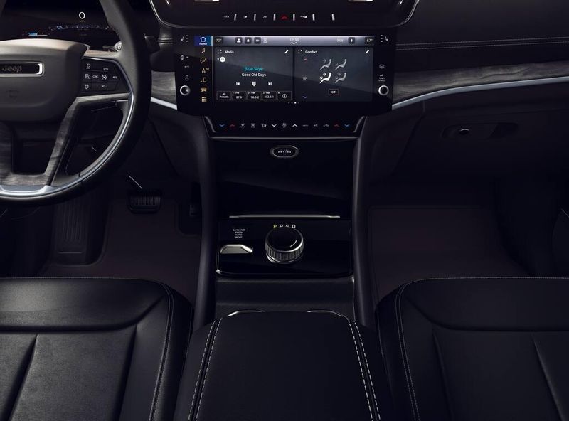 New 2026 Jeep Grand Cherokee L Limited 4x4Image 5