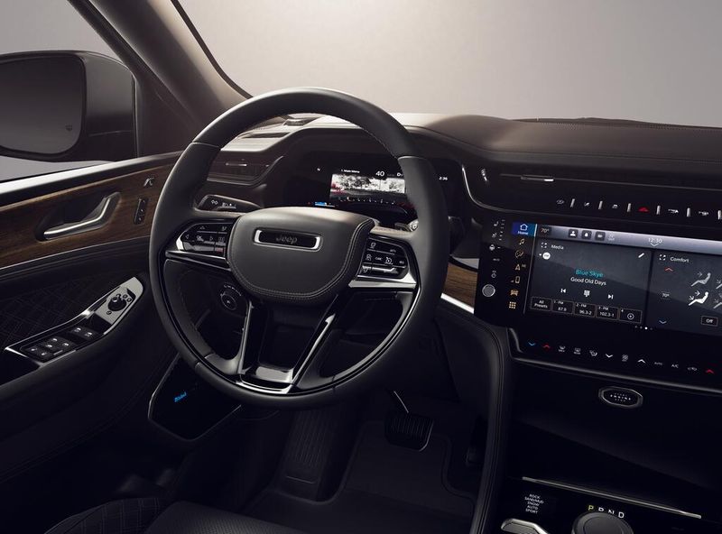 New 2026 Jeep Grand Cherokee L Summit 4x4Image 9