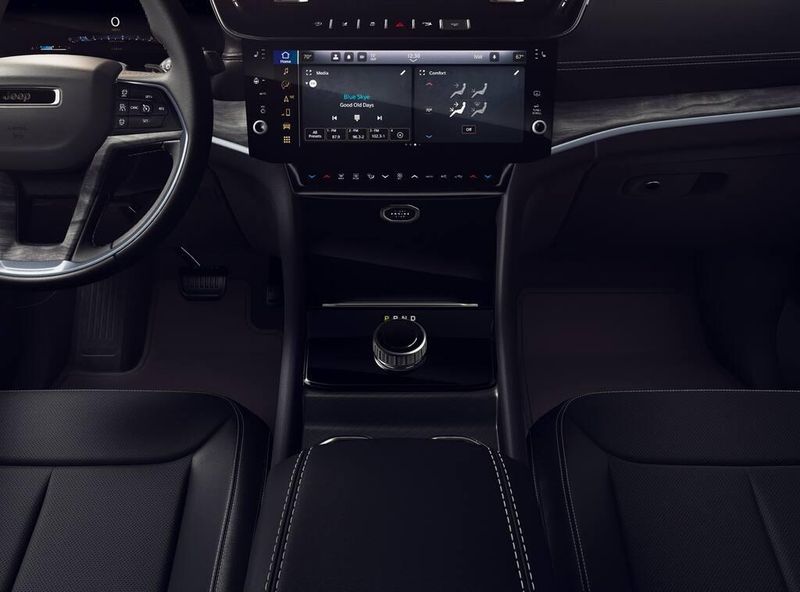 New 2026 Jeep Grand Cherokee Laredo Altitude 4x2