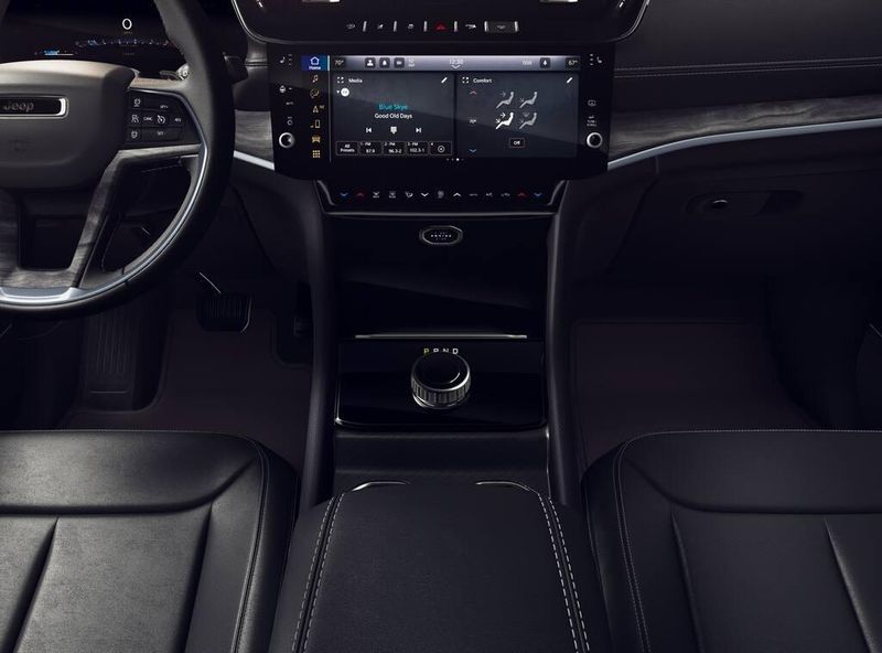 New 2026 Jeep Grand Cherokee L Limited 4x2Image 5