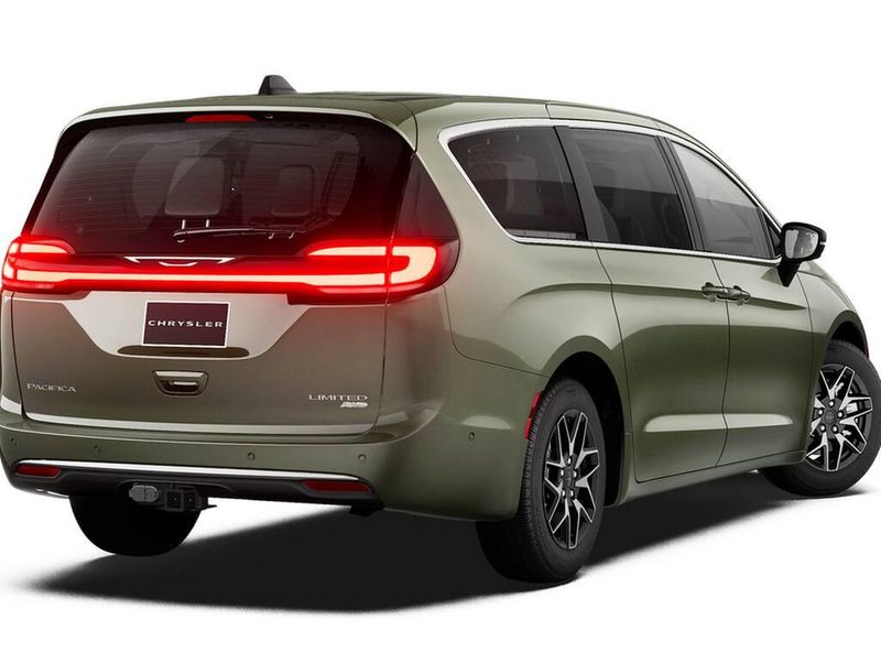 New 2027 Chrysler Pacifica Limited AwdImage 2