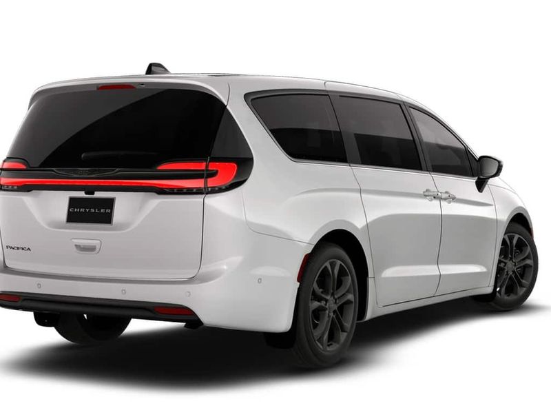 2026 Chrysler Pacifica photo 2