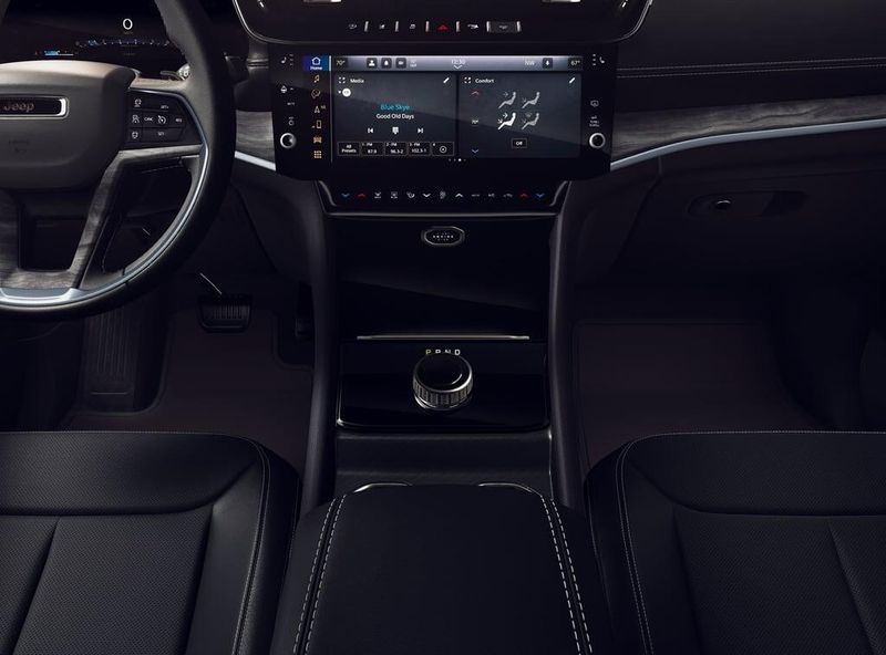 New 2026 Jeep Grand Cherokee Laredo Altitude 4x2