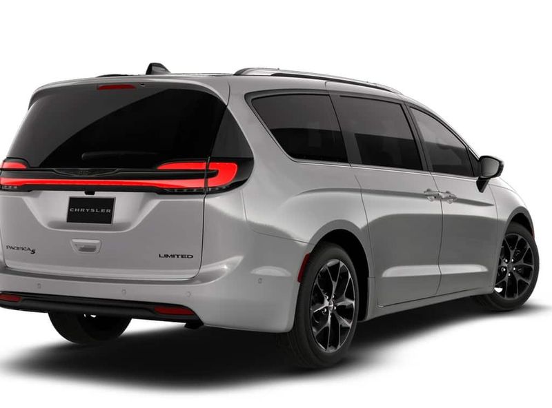 2026 Chrysler Pacifica Limited photo 2