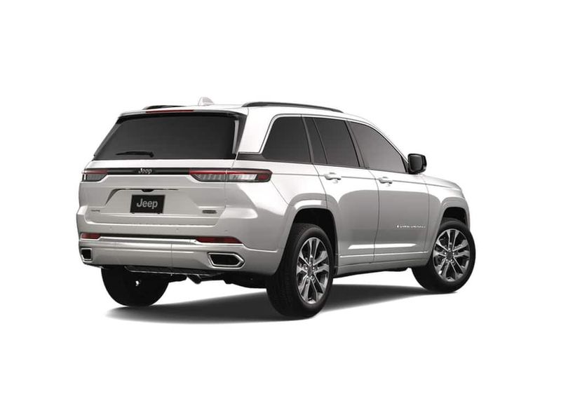 2025 Jeep Grand Cherokee Overland photo 2