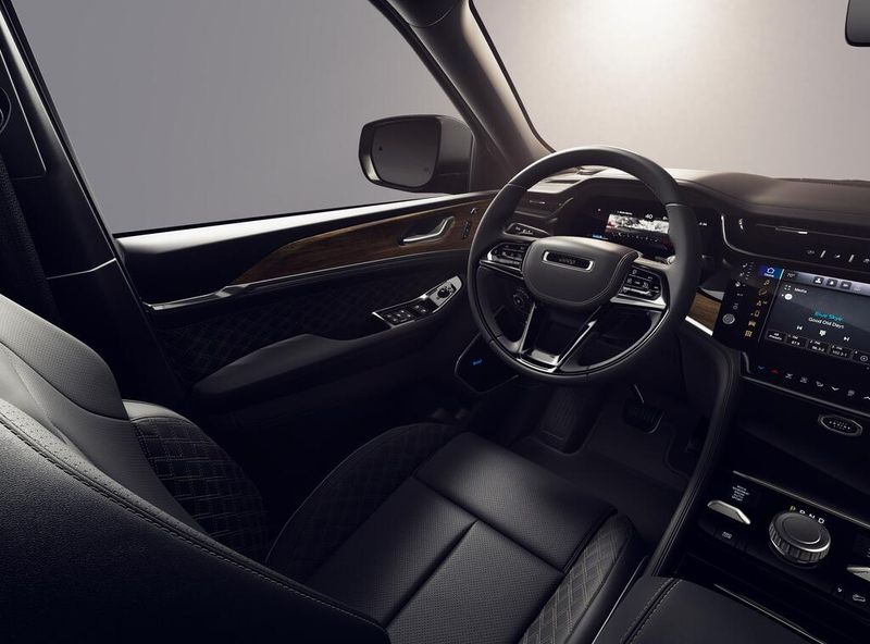 New 2026 Jeep Grand Cherokee L Summit 4x4Image 8