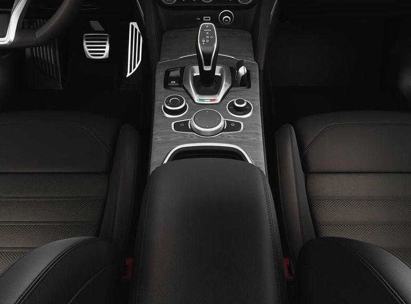 New 2025 Alfa Romeo Stelvio AwdImage 4