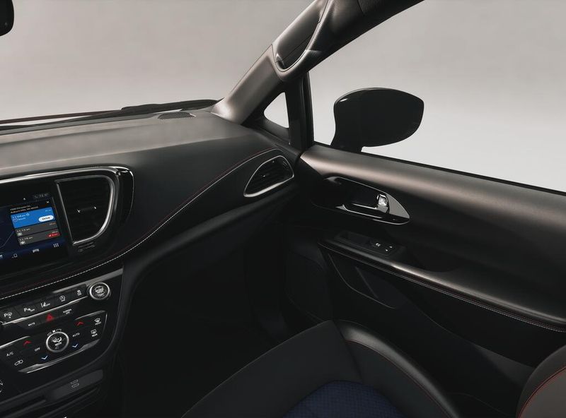 New 2027 Chrysler Pacifica SelectImage 7