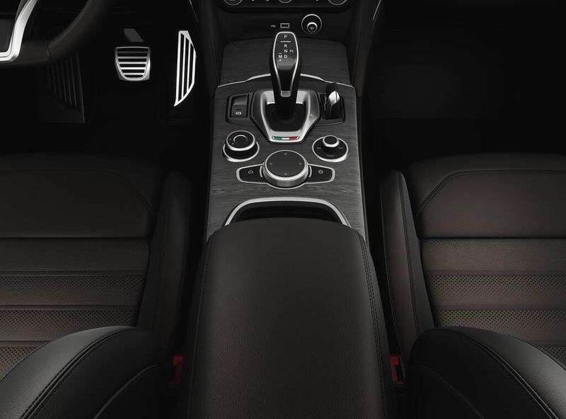 2025 Alfa Romeo Stelvio AwdImage 4