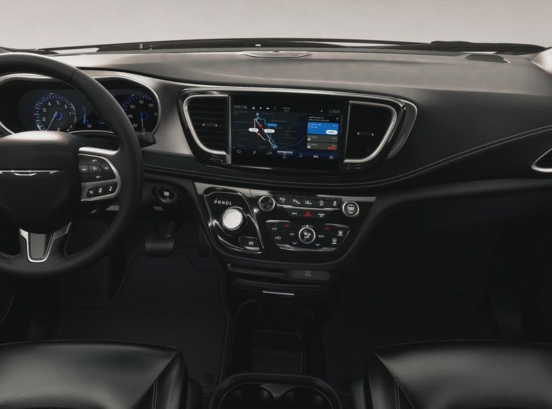 New 2027 Chrysler Pacifica SelectImage 6