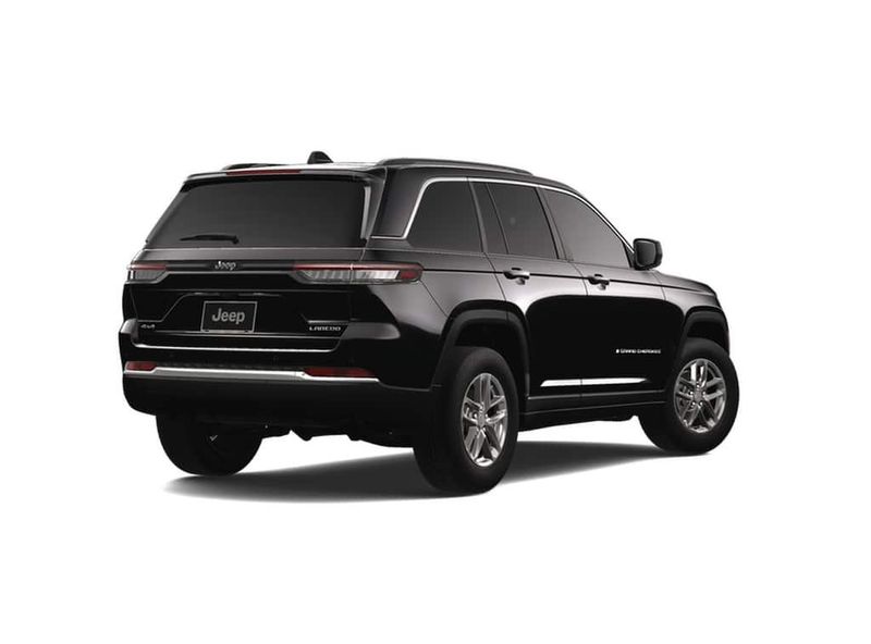 2025 Jeep Grand Cherokee Laredo photo 3