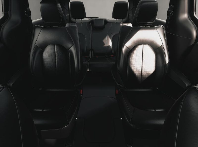 New 2027 Chrysler Pacifica SelectImage 3