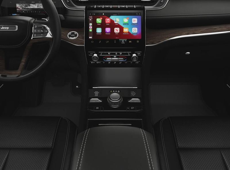 2025 Jeep Grand Cherokee Overland photo 3