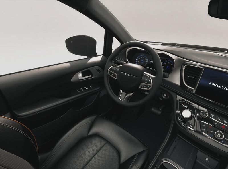 New 2027 Chrysler Pacifica Limited AwdImage 8