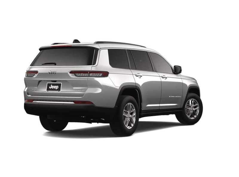 2025 Jeep Grand Cherokee Laredo photo 2