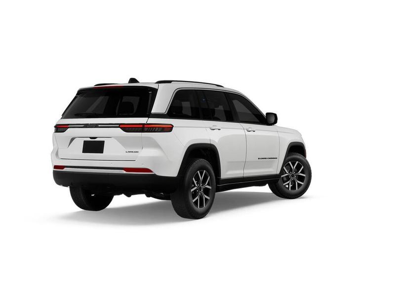 New 2027 Jeep Grand Cherokee Laredo 4x2Image 2