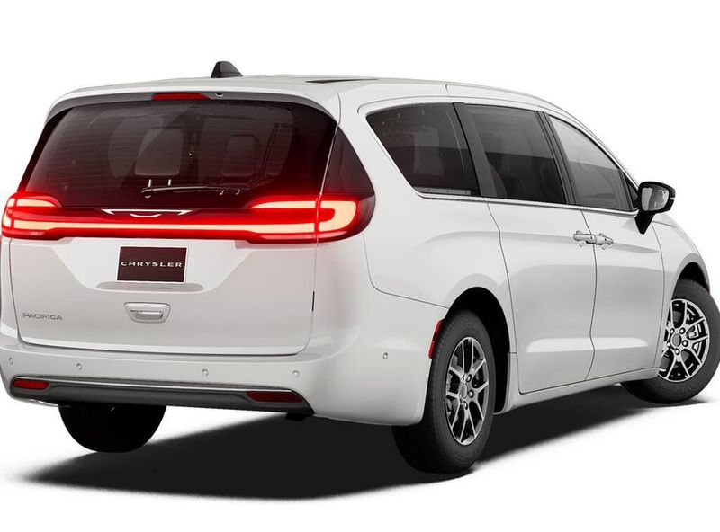 New 2027 Chrysler Pacifica SelectImage 2