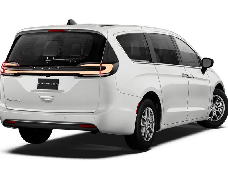 New 2027 Chrysler Pacifica SelectImage 2