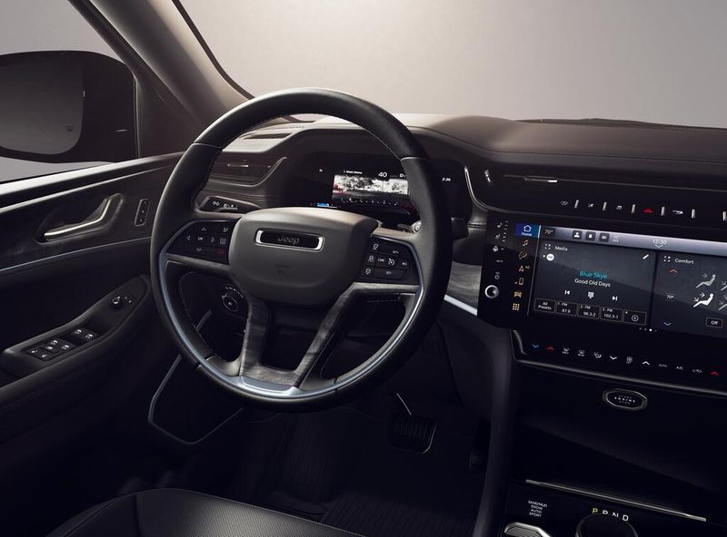 New 2026 Jeep Grand Cherokee L Limited Reserve 4x4Image 9