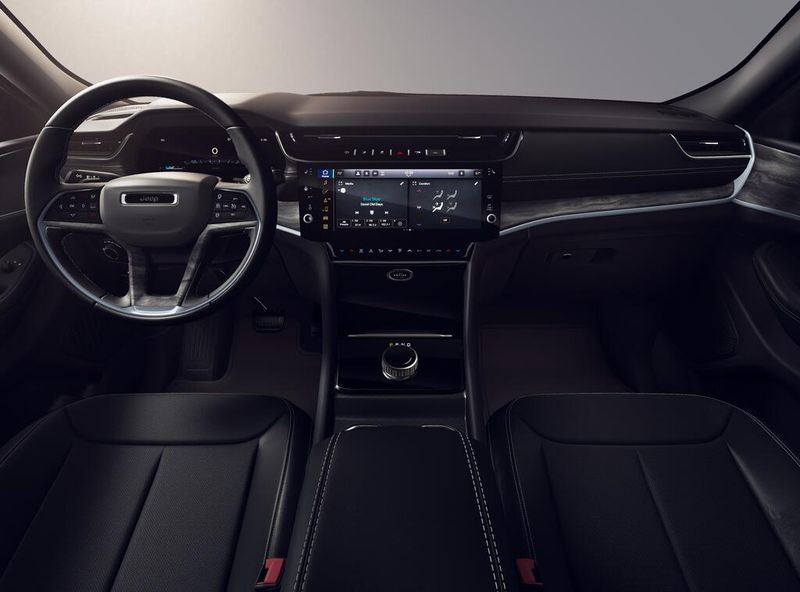New 2026 Jeep Grand Cherokee L Laredo Altitude 4x2