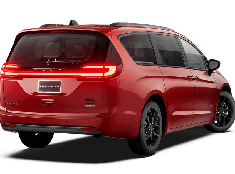 New 2027 Chrysler Pacifica SelectImage 2