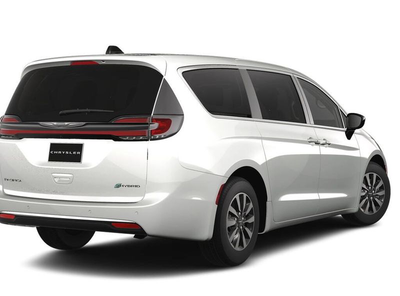 2024 Chrysler Pacifica Hybrid photo 2