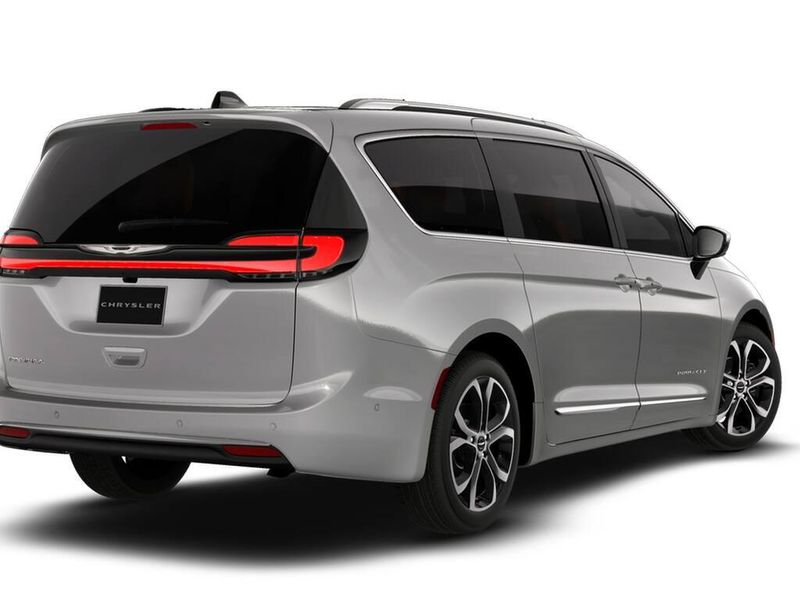New 2026 Chrysler Pacifica PinnacleImage 2