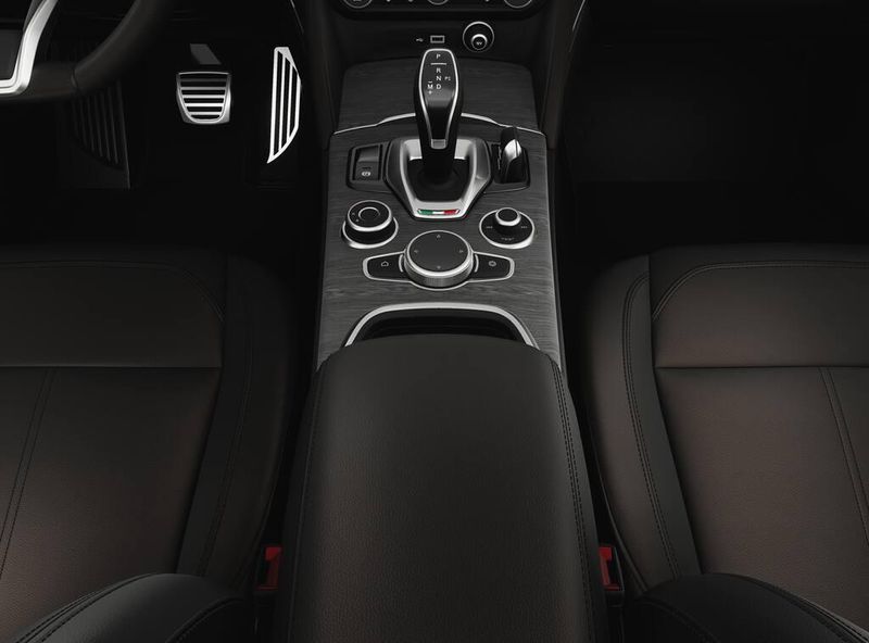 2025 Alfa Romeo Stelvio AwdImage 4