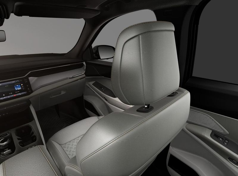 New 2026 Jeep Cherokee Overland 4x4Image 7