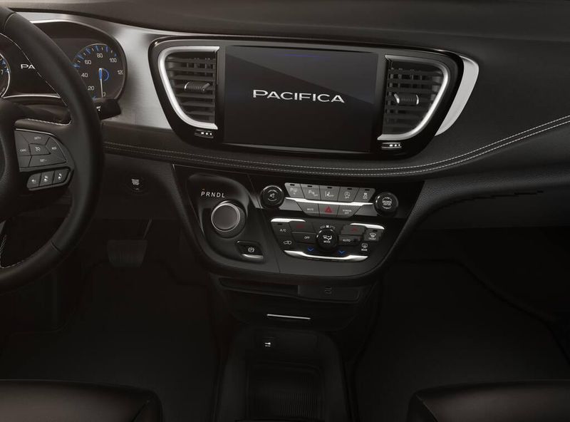 2026 Chrysler Pacifica photo 4