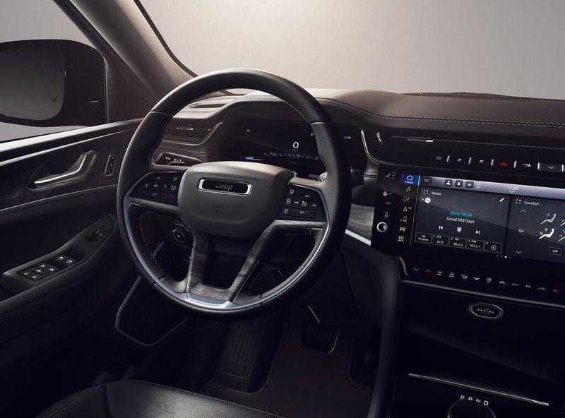 New 2026 Jeep Grand Cherokee L Limited 4x2Image 9