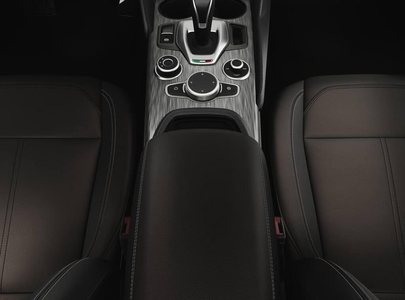 New 2025 Alfa Romeo Giulia AwdImage 4