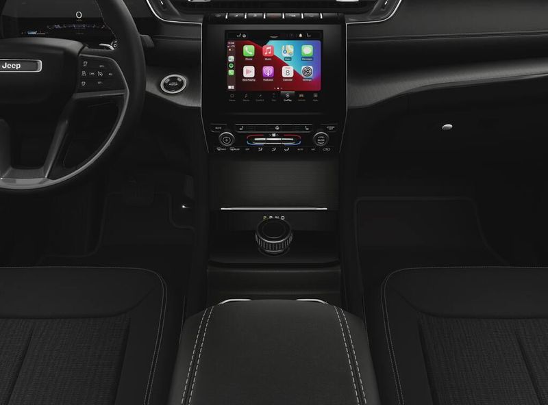 2025 Jeep Grand Cherokee Laredo photo 3