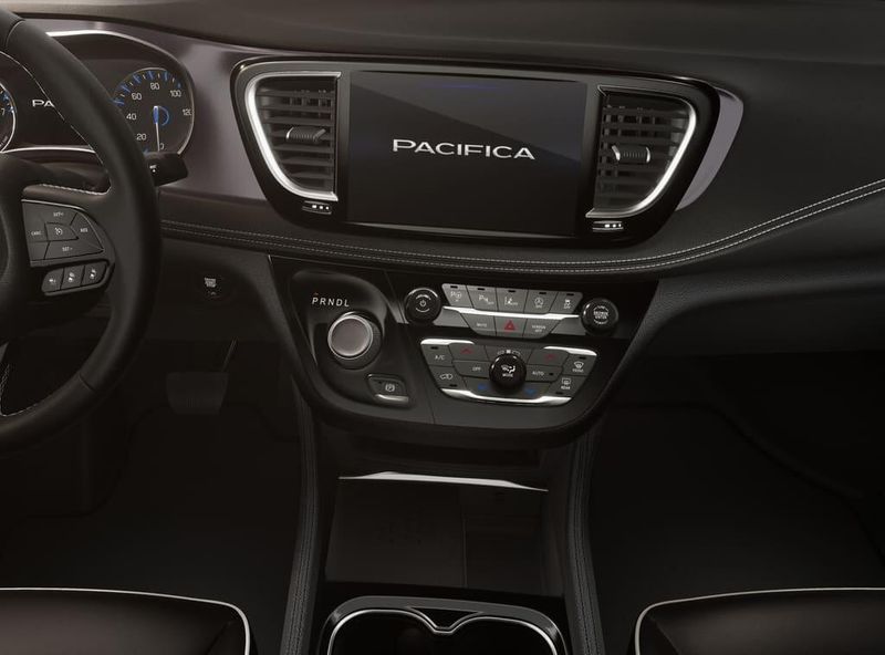 2026 Chrysler Pacifica Limited photo 3