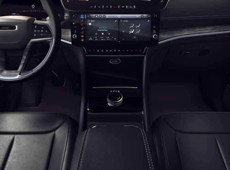 New 2026 Jeep Grand Cherokee L Limited 4x2Image 5