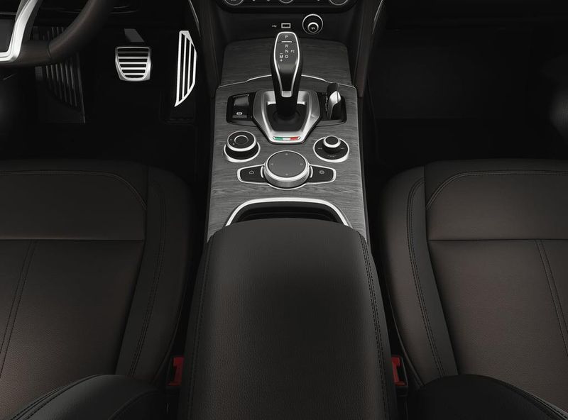 New 2025 Alfa Romeo Stelvio AwdImage 4