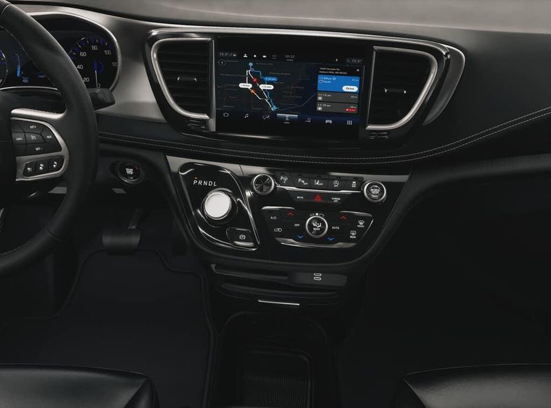 New 2027 Chrysler Pacifica SelectImage 5