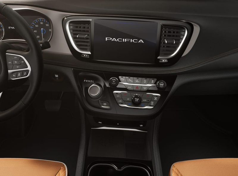 2026 Chrysler Pacifica Pinnacle photo 4