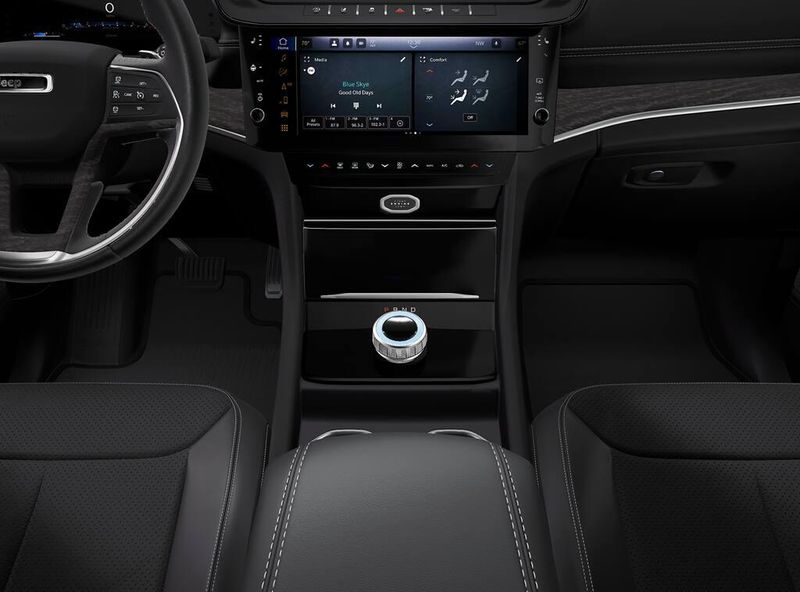 New 2027 Jeep Grand Cherokee L Laredo Altitude 4x2Image 5