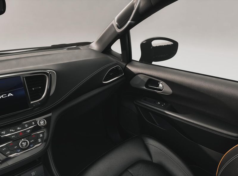 New 2027 Chrysler Pacifica Limited AwdImage 7