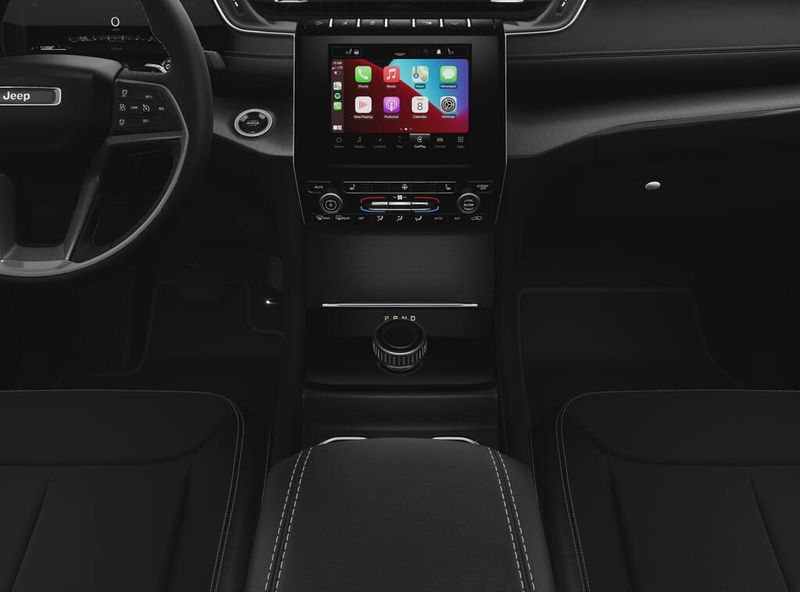 2025 Jeep Grand Cherokee Altitude photo 3