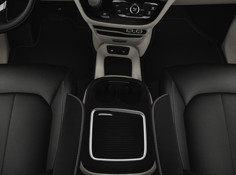 2024 Chrysler Pacifica Hybrid photo 4