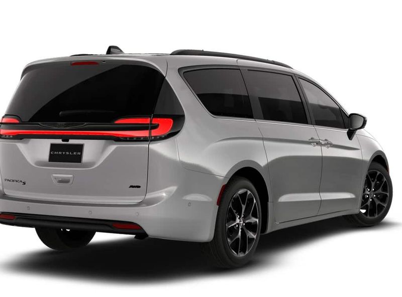 2026 Chrysler Pacifica photo 2