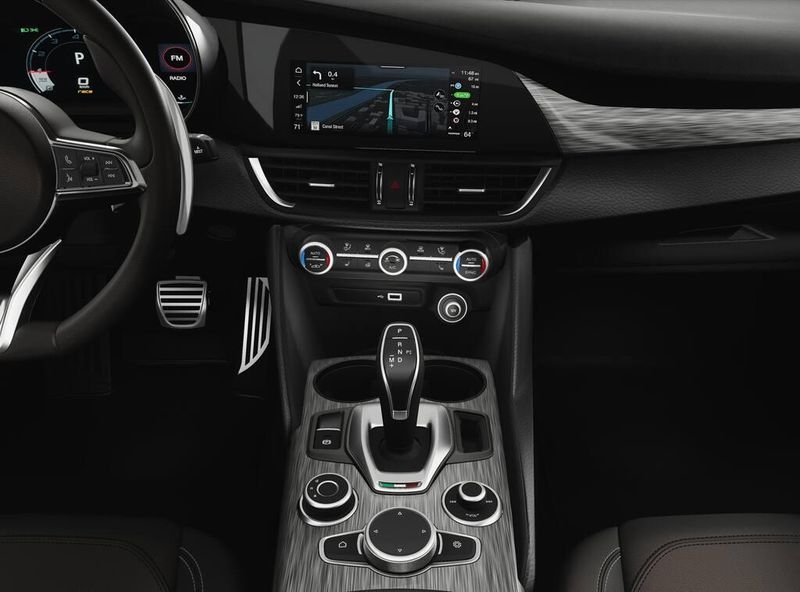 New 2025 Alfa Romeo Giulia AwdImage 5